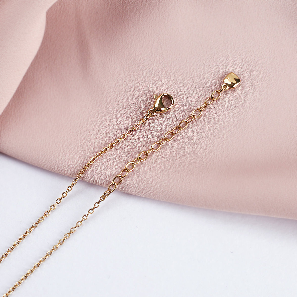 Nahaufnahme des Verschlusses der Kette mit Herz Anhänger & Gravur einer Initiale in Gold