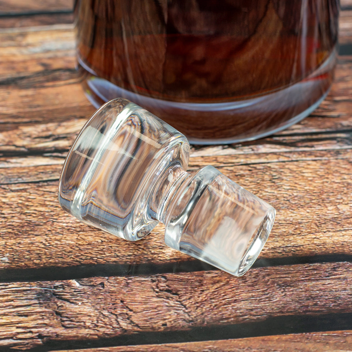 Nahaufnahme des schweren Glasverschlusses der Leonardo-Karaffe auf rustikalem Holzhintergrund.