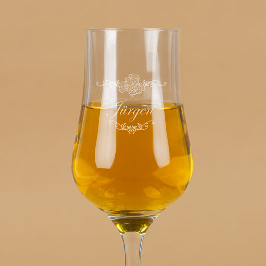 Nahaufnahme der Gravur mit Name „Jürgen“ im Ornamentmotiv – feine Gravur im Glasdetail.