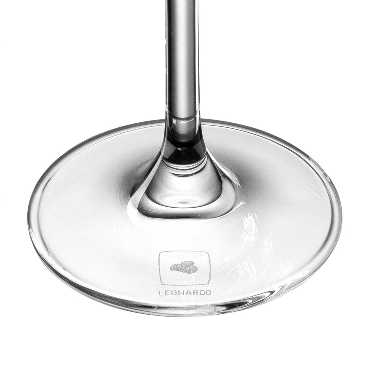 Detailaufnahme des Glasfußes mit Leonardo-Logo – gezogener Stiel und klare Bodenplatte.
