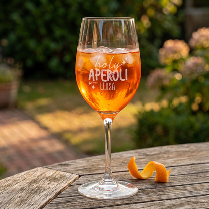 Personalisiertes Aperol Glas mit Wunschname für einen sommerlichen Drink im Garten