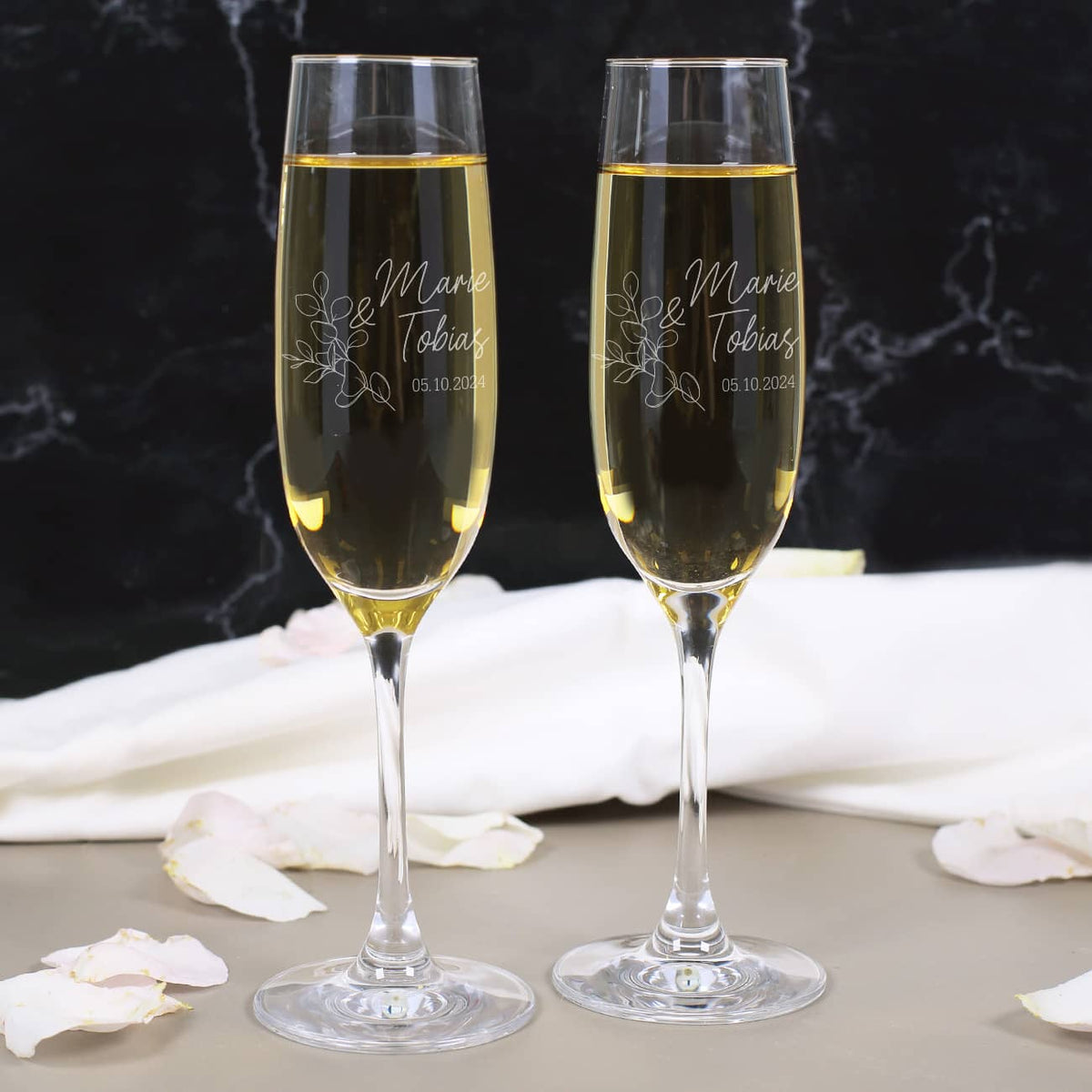 2 Sektgläser zur Hochzeit mit Eukalyptuszweig graviert