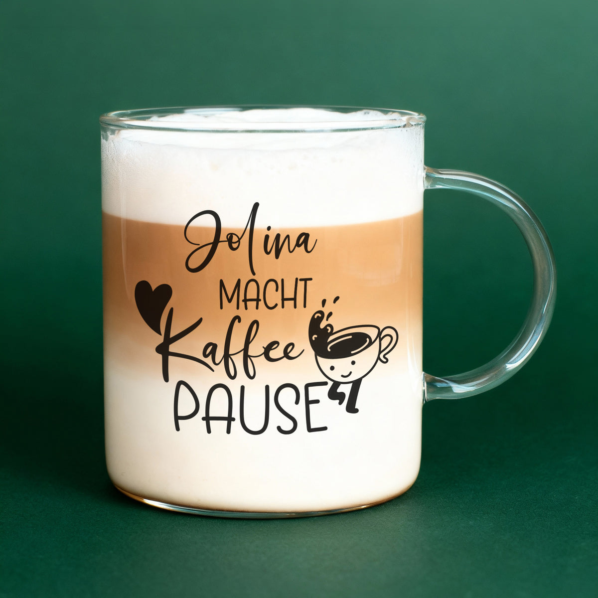 Personalisierte Kaffeetasse aus Leonardo-Glas mit Name „Jolina“ und Spruch „macht Kaffeepause“ gefüllt mit Latte Macchiato