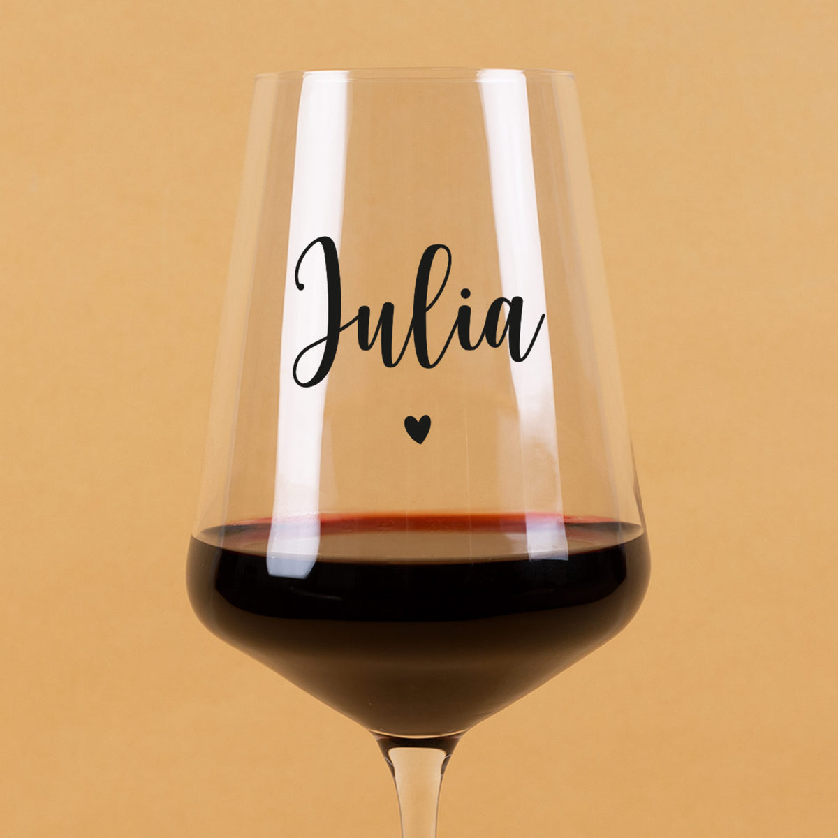 Detailansicht Weinglas mit Name Julia und Herzsymbol, moderner Druck