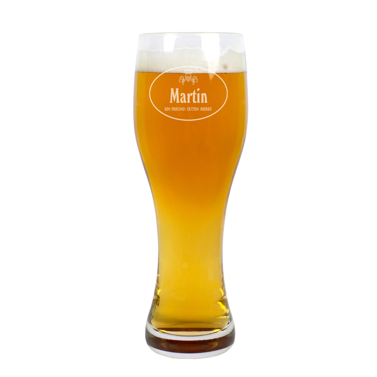 Ein graviertes Weizenglas mit Name Martin und Spruch, vor weißem Hintergrund