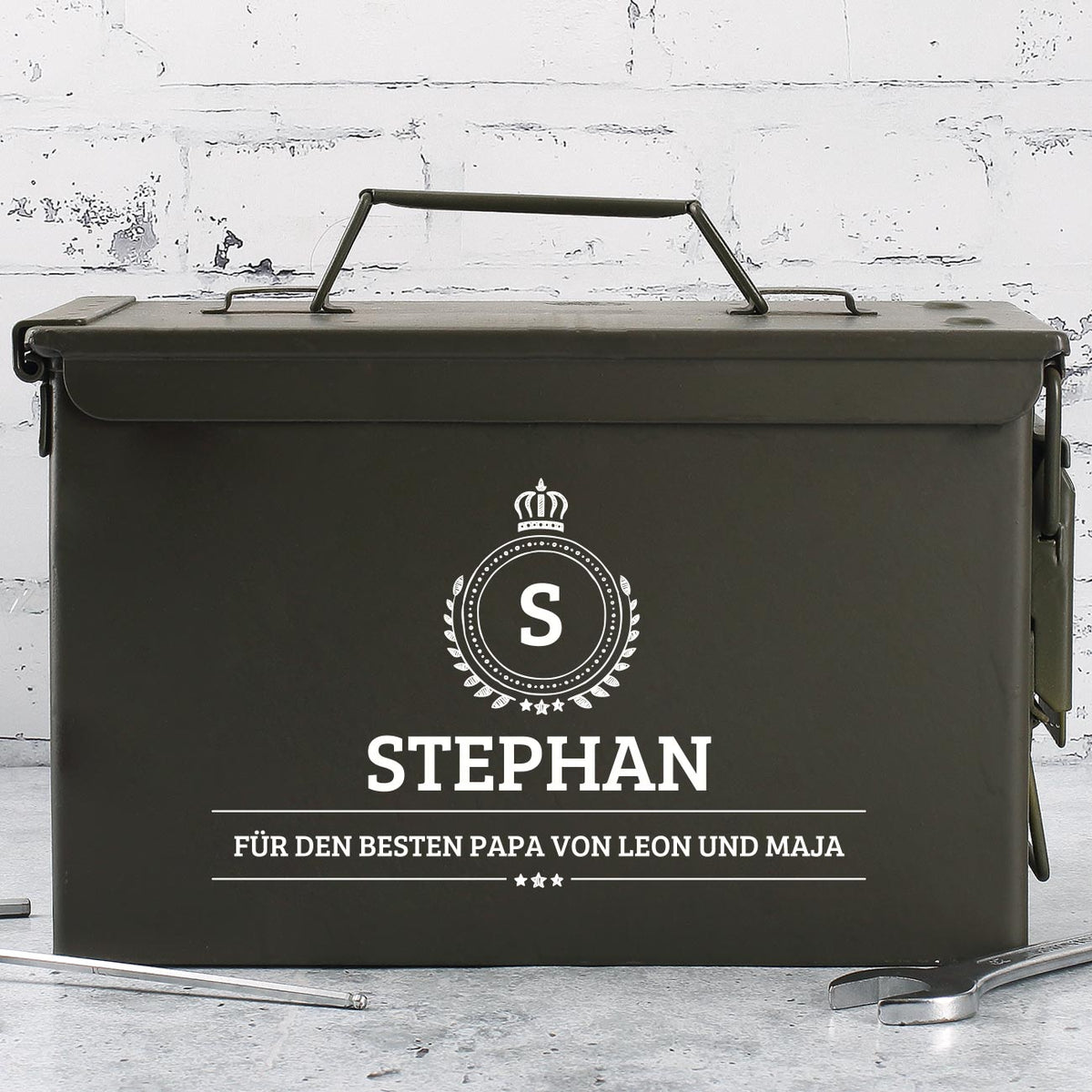 Munitionskiste mit Monogramm und Name