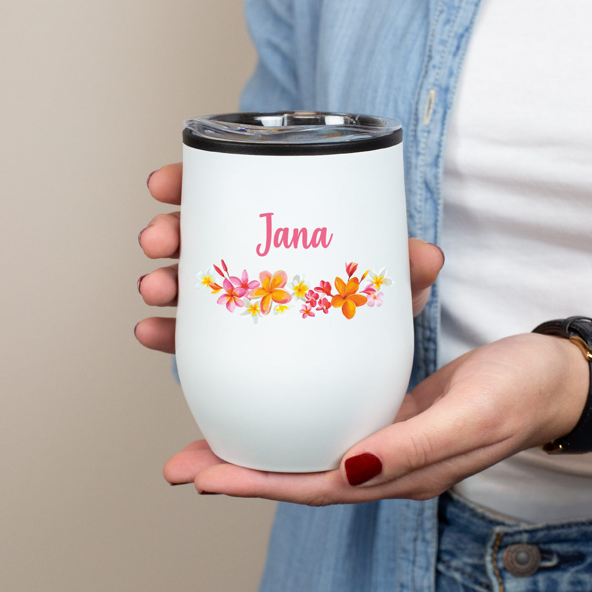 Variante: Weißer Thermobecher mit Blumenmuster und Name Jana in Frauenhand gehalten