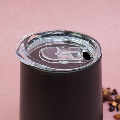 Schwarzer Thermobecher mit transparentem Deckel, Nahaufnahme von oben