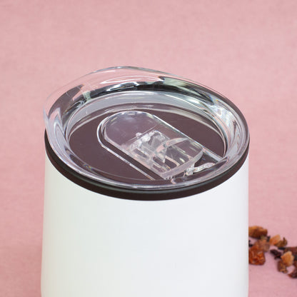 Weißer Thermobecher mit transparentem Deckel, Nahaufnahme von oben