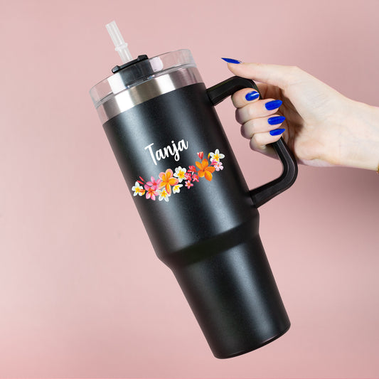  Thermobecher mit buntem Blumenkranz und weißem Namen in Hand gehalten