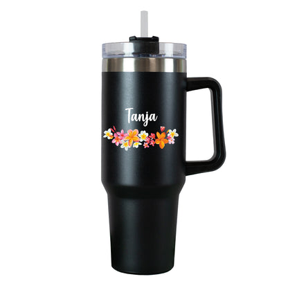Freigestellter Thermobecher mit buntem Blumenkranz und weißem Namen auf weißem Hintergrund