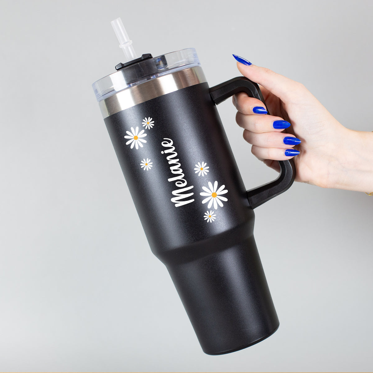 Person hält den Becher in der Hand – ideal für To-go-Momente