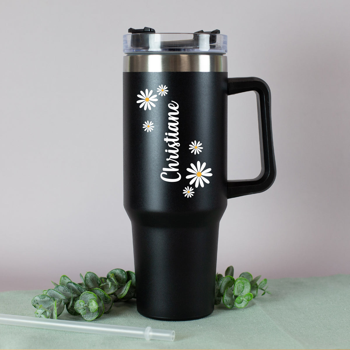 Schwarzer Thermobecher mit personalisiertem Namensmotiv und Blumen