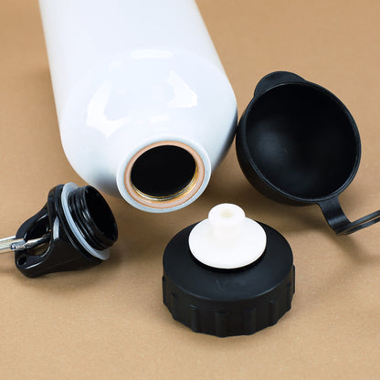 Detailansicht: Trinkflasche mit zwei Verschlussarten – geöffnet, mit Deckel und Karabiner