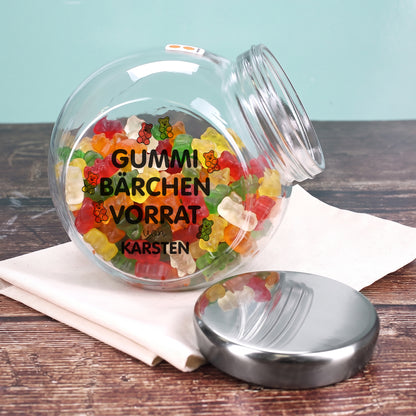 Geöffnetes Vorratsglas „Gummibärchen Vorrat von Karsten“ gefüllt mit bunten Gummibärchen und abgenommenem Metalldeckel
