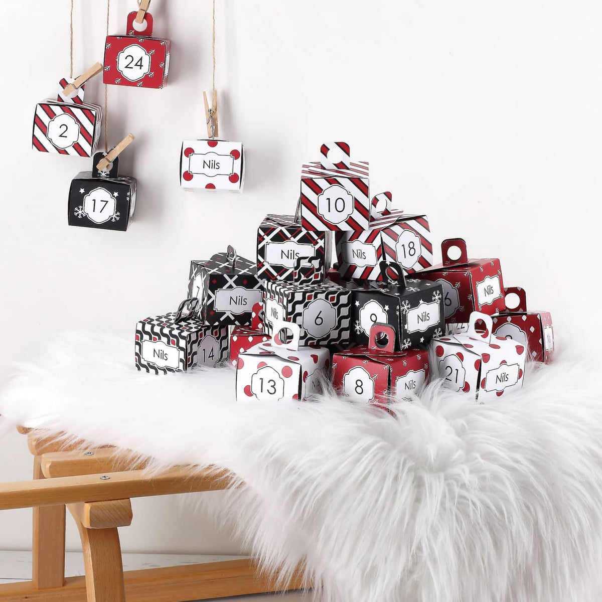 DIY-Adventskalender mit verschiedenen Mustern und Wunschname bedruckt