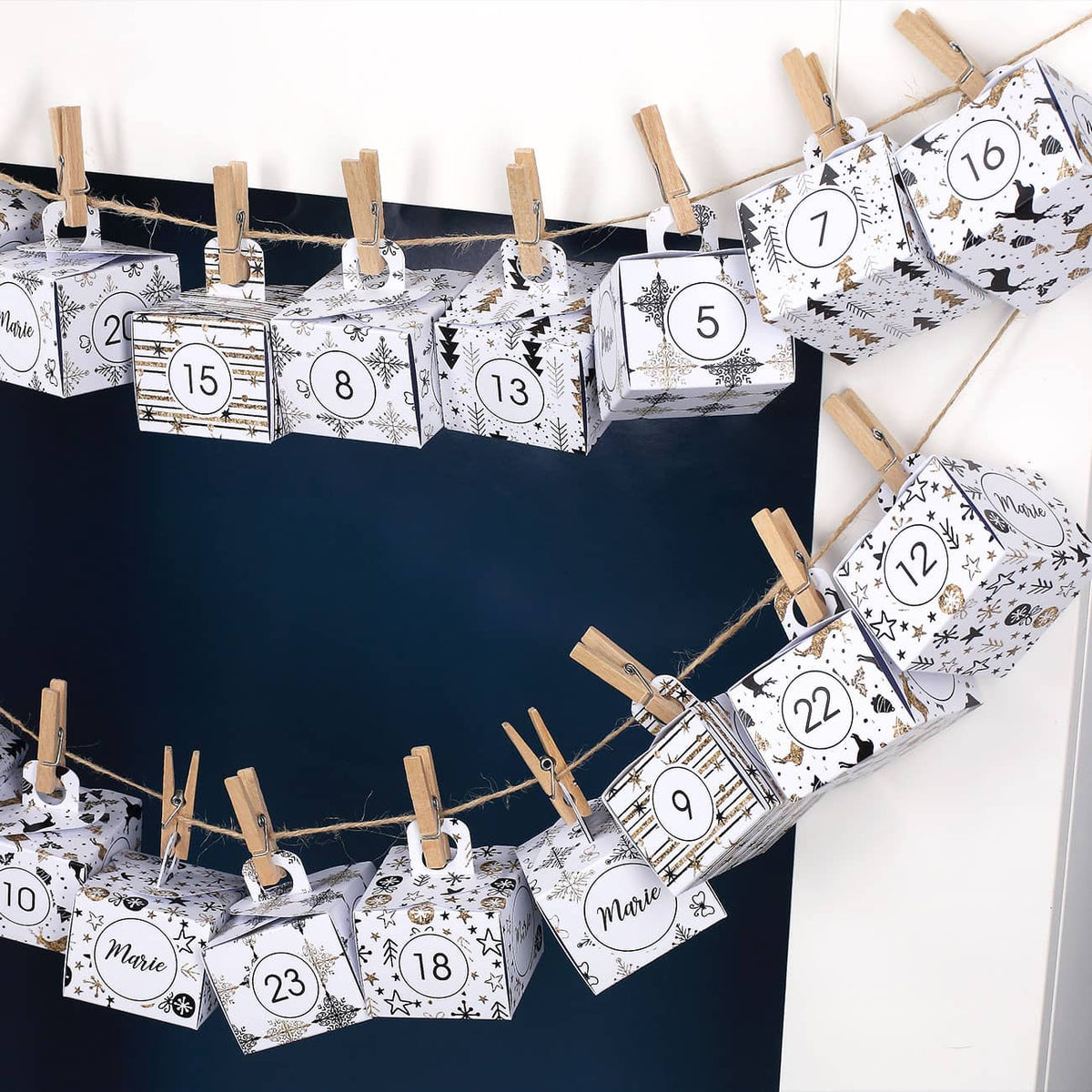 toller DIY-Adventskalender mit Wunschname und goldenen Mustern bedruckt
