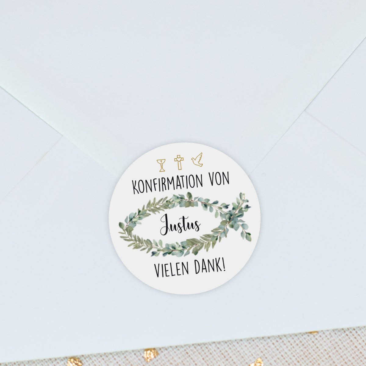 Aufkleber auf hellblauem Umschlag:
Aufkleber zur Konfirmation mit Name Justus und Text „Vielen Dank“, auf hellem Kuvert