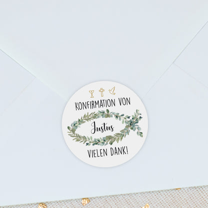 Aufkleber auf hellblauem Umschlag:
Aufkleber zur Konfirmation mit Name Justus und Text „Vielen Dank“, auf hellem Kuvert