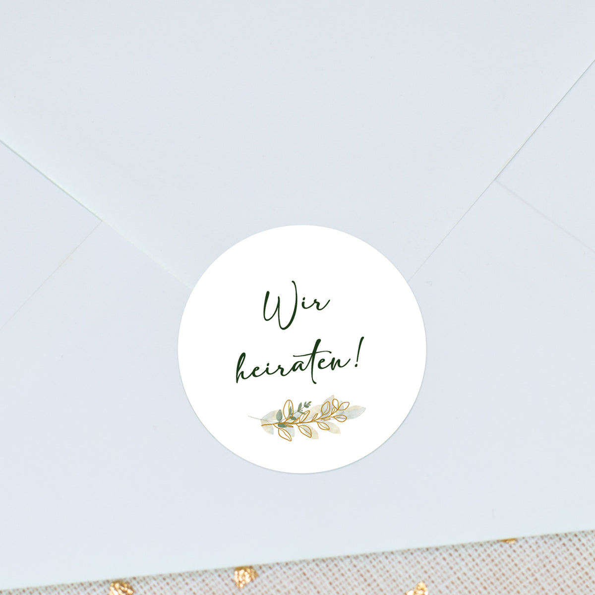 Nahaufnahme eines Stickers mit personalisierten Text und Zweig