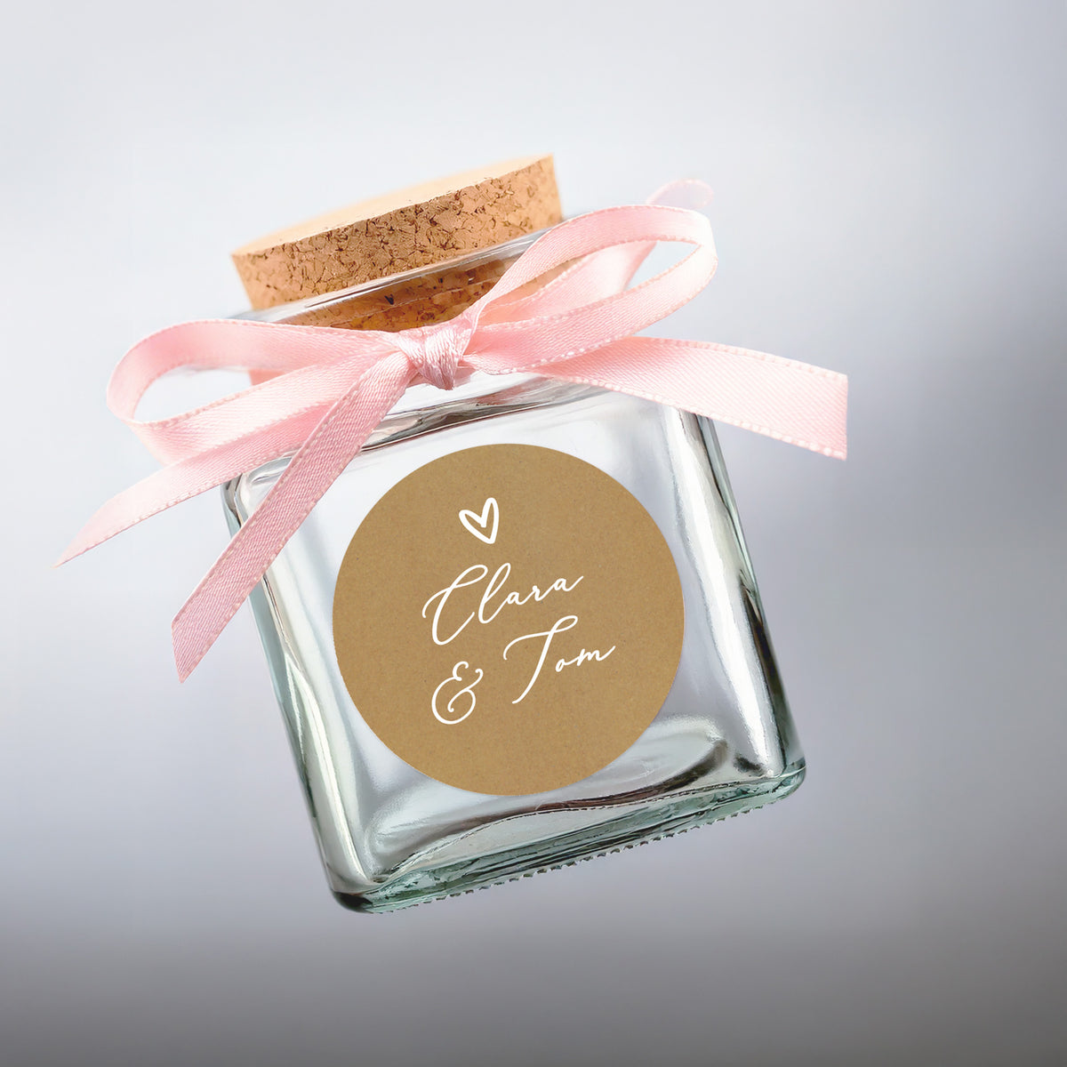 Anwendung auf einem Gastgeschenk – romantische Akzentsetzung