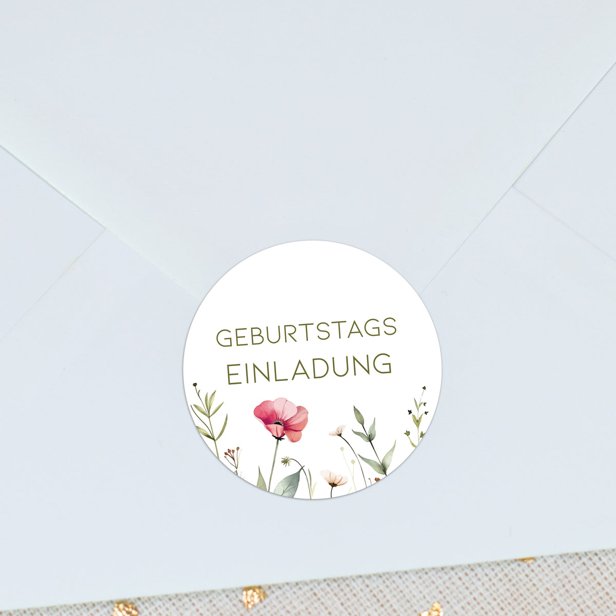 Detailaufnahme: Sticker mit personalisiertem Text auf weißem Hintergrund
