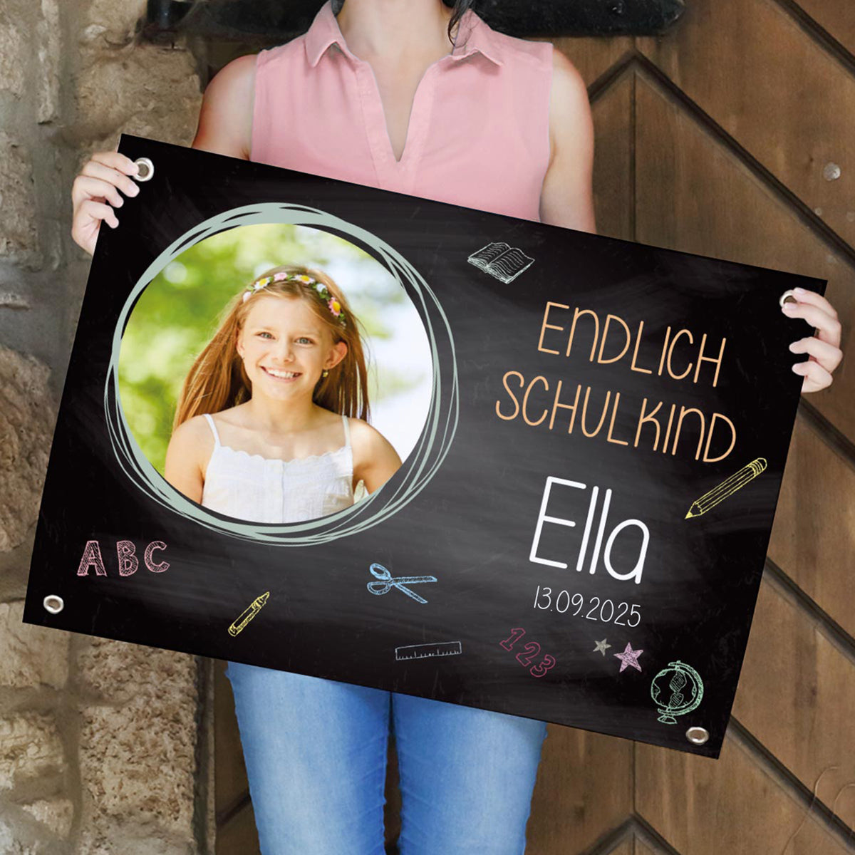 personalisiertes Fotobanner zur Einschulung mit Foto und Einschulungsdatum | Banner zum Schulanfang mit Tafeloptik-Motiv in verschiedenen Farben
