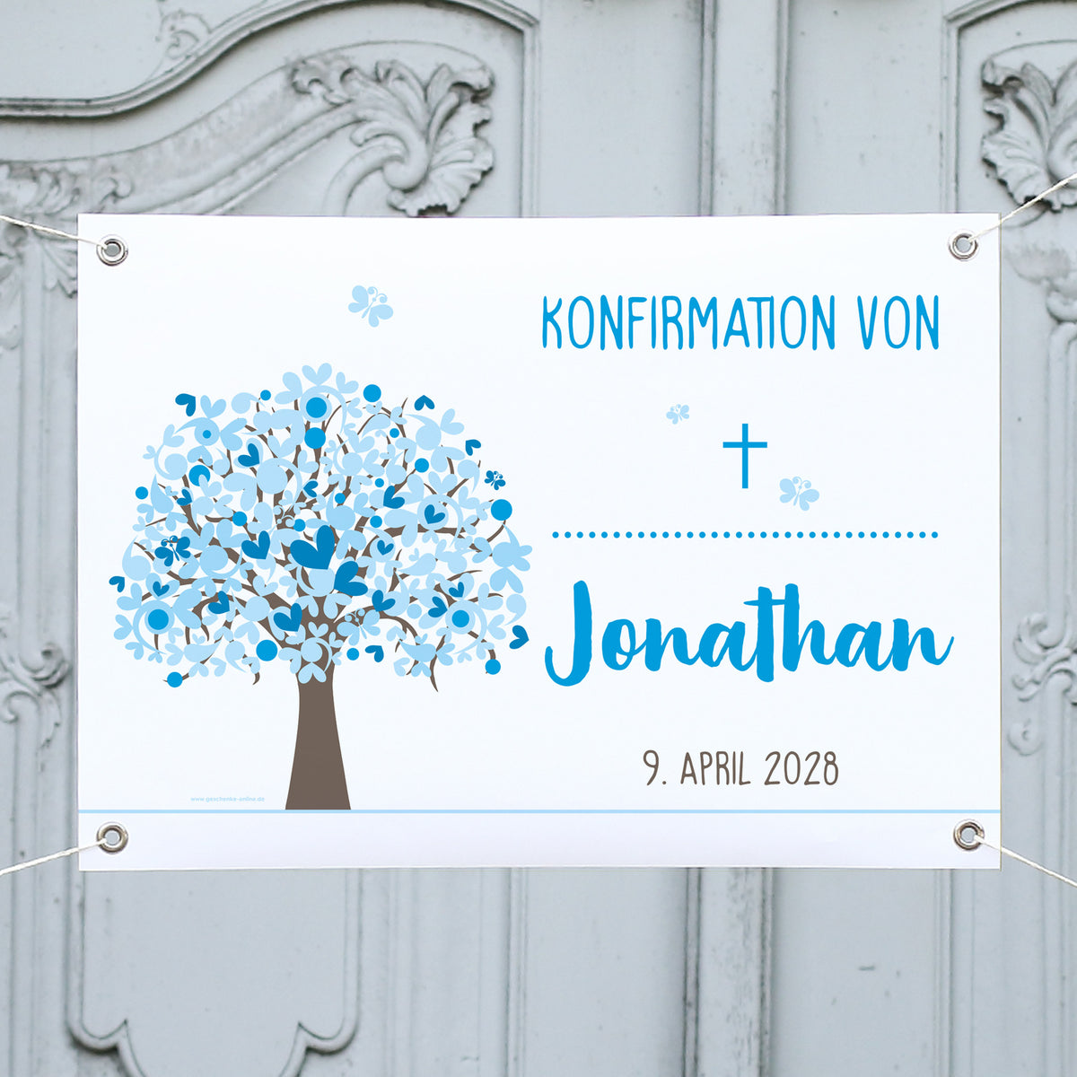 Personalisierbares Banner zur Konfirmation mit Lebensbaum in Blautönen. Text: „Konfirmation von Jonathan – 9. April 2028“. Aufgehängt vor einer grauen Holztür, mit Kreuzsymbol und blauen Schmetterlingen.