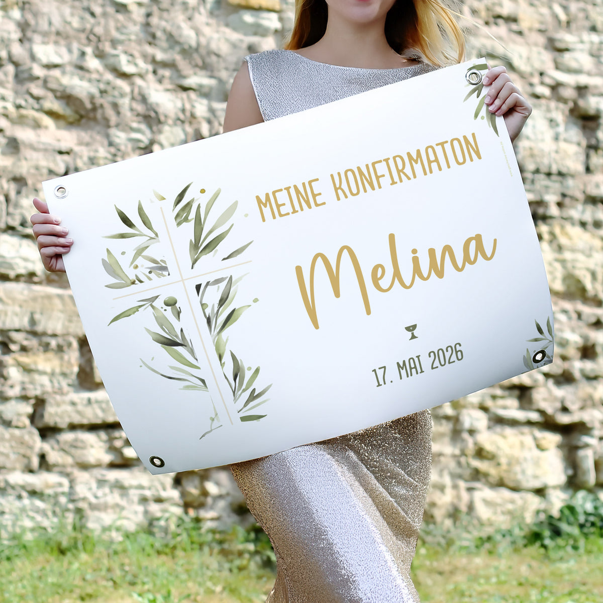 Mädchen in festlichem Kleid hält ein personalisiertes Banner mit Kreuz- und Ölzweig-Motiv. Text: „Meine Konfirmation – Melina – 17. Mai 2026“. Das Banner zeigt ein weißes Kreuz mit grünen Ölzweigen, umrahmt von schlichter Schrift in Gold.