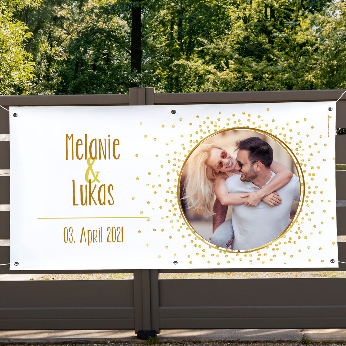 Großes Banner als Überraschung zur Hochzeit