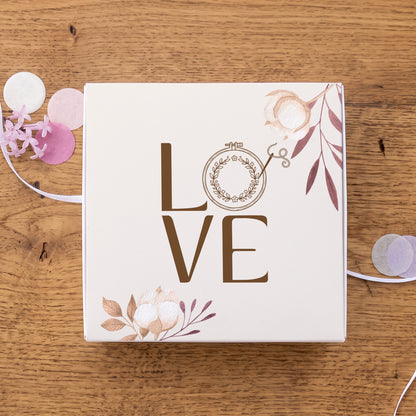 Geschlossene Geldgeschenk Box LOVE mit Stickrahmen, Nadel und floralem Motiv