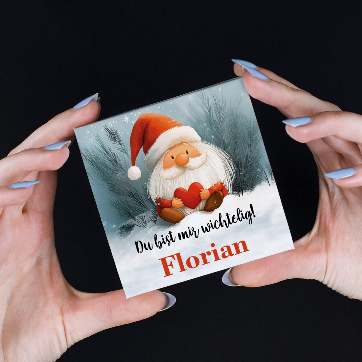 Kleine personalisierte Wichtel-Schachtel mit Aufschrift „Du bist mir wichtelig! – Florian“, gehalten von Händen