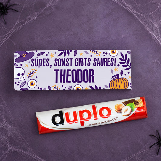 Personalisierter duplo Halloween-Riegel Theodor neben duplo Schokoriegel und Deko-Spinnen