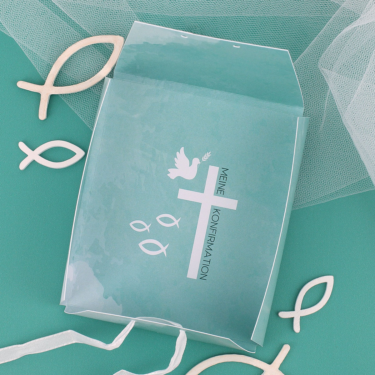 Aufgeklappte personalisierte Geschenkverpackung des Schutzengel Armbandes zur Konfirmation in Türkis