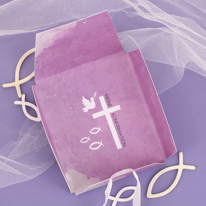 Aufgeklappte personalisierte Geschenkverpackung des Schutzengel Armbandes zur Konfirmation in Lila