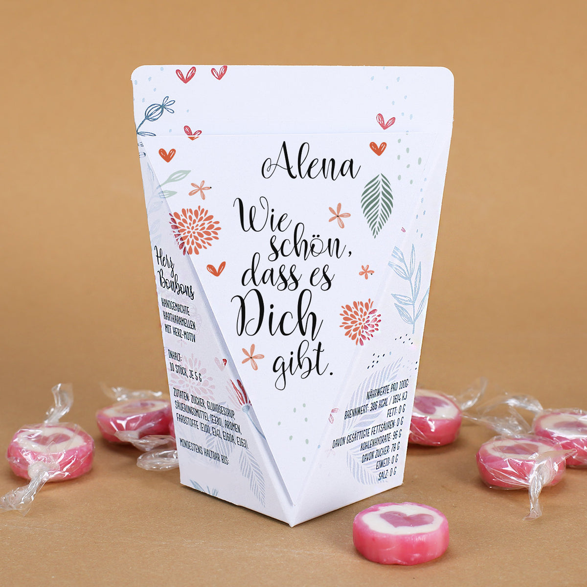 Herz-Bonbons als liebevolle Füllung in Geschenktüte mit Name