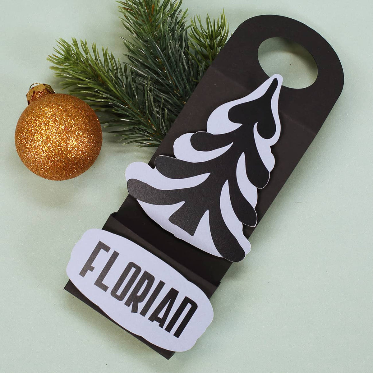 Mit schwarz-weißem Weihnachtsbaum als Motiv