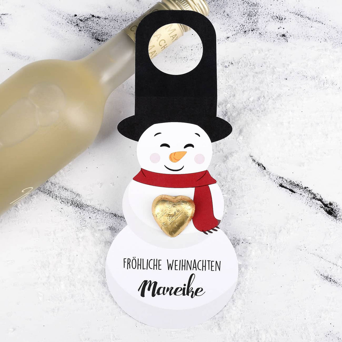 Schneemann-Flaschenanhänger mit Schokoladenherz und Name