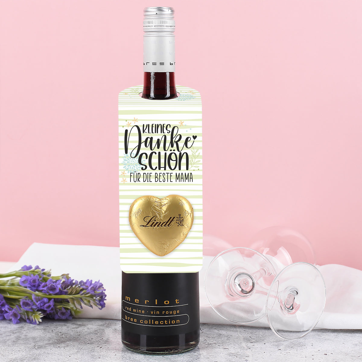 Großer Flaschenanhänger in Hellgrün mit „Kleines Dankeschön“-Schriftzug, personalisiertem Text und Lindt Schokoladenherz an einer Flasche hängend.