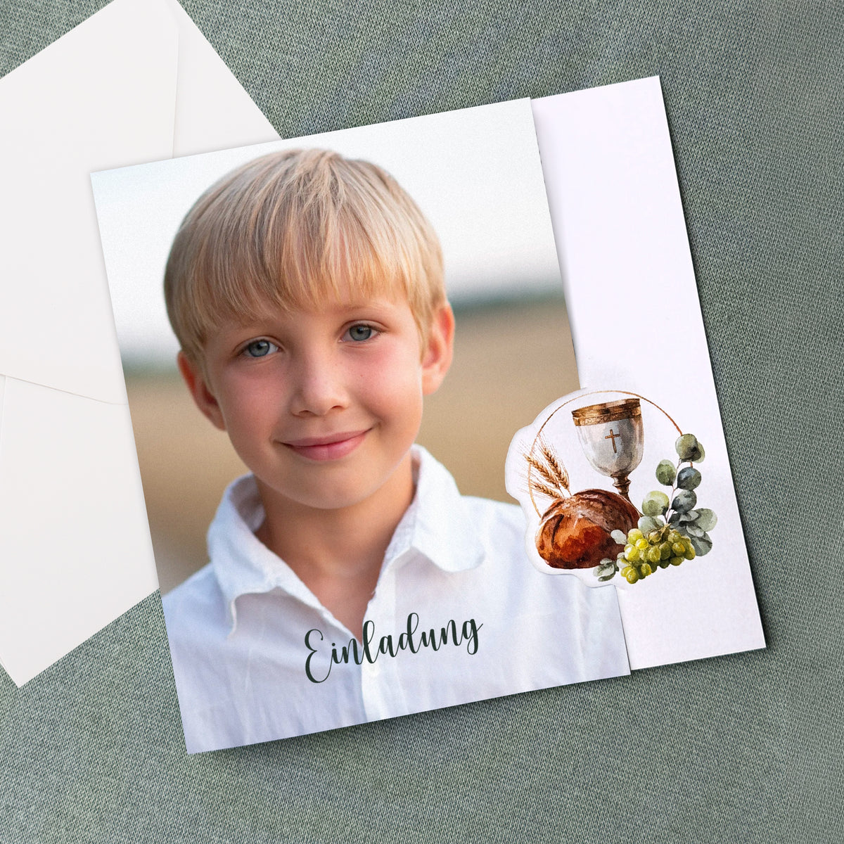 Personalisierte Einladungskarte zur Taufe, Kommunion oder Konfirmation mit Foto und Motiv-Verschluss, Umschlag im Hintergrund