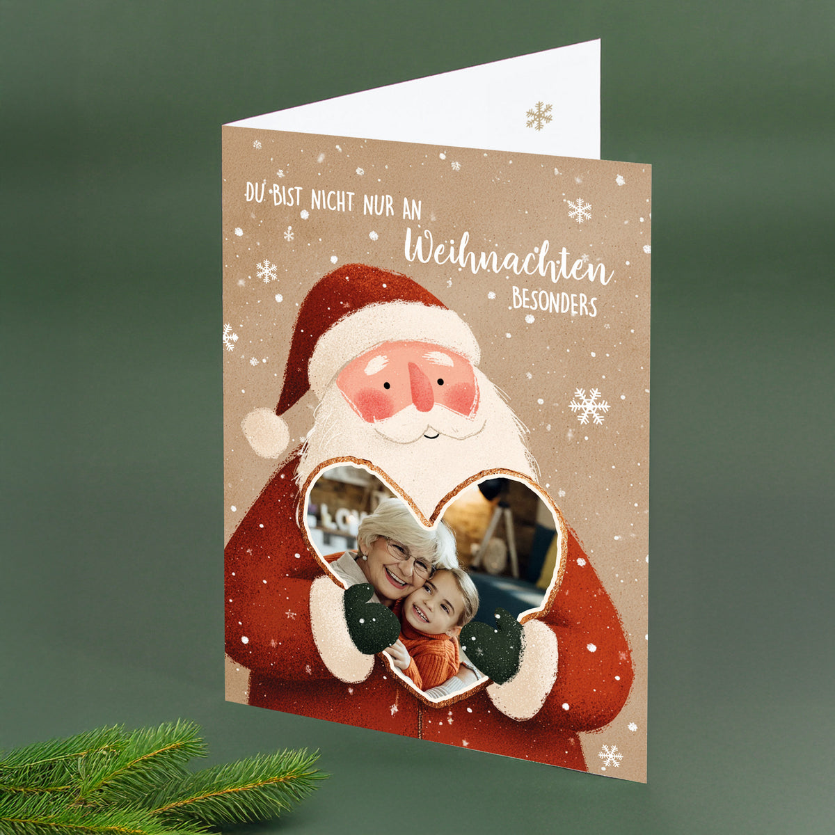 Weihnachtskarte mit Weihnachtsmann, Herzfenster und integriertem Foto – festliches Design.