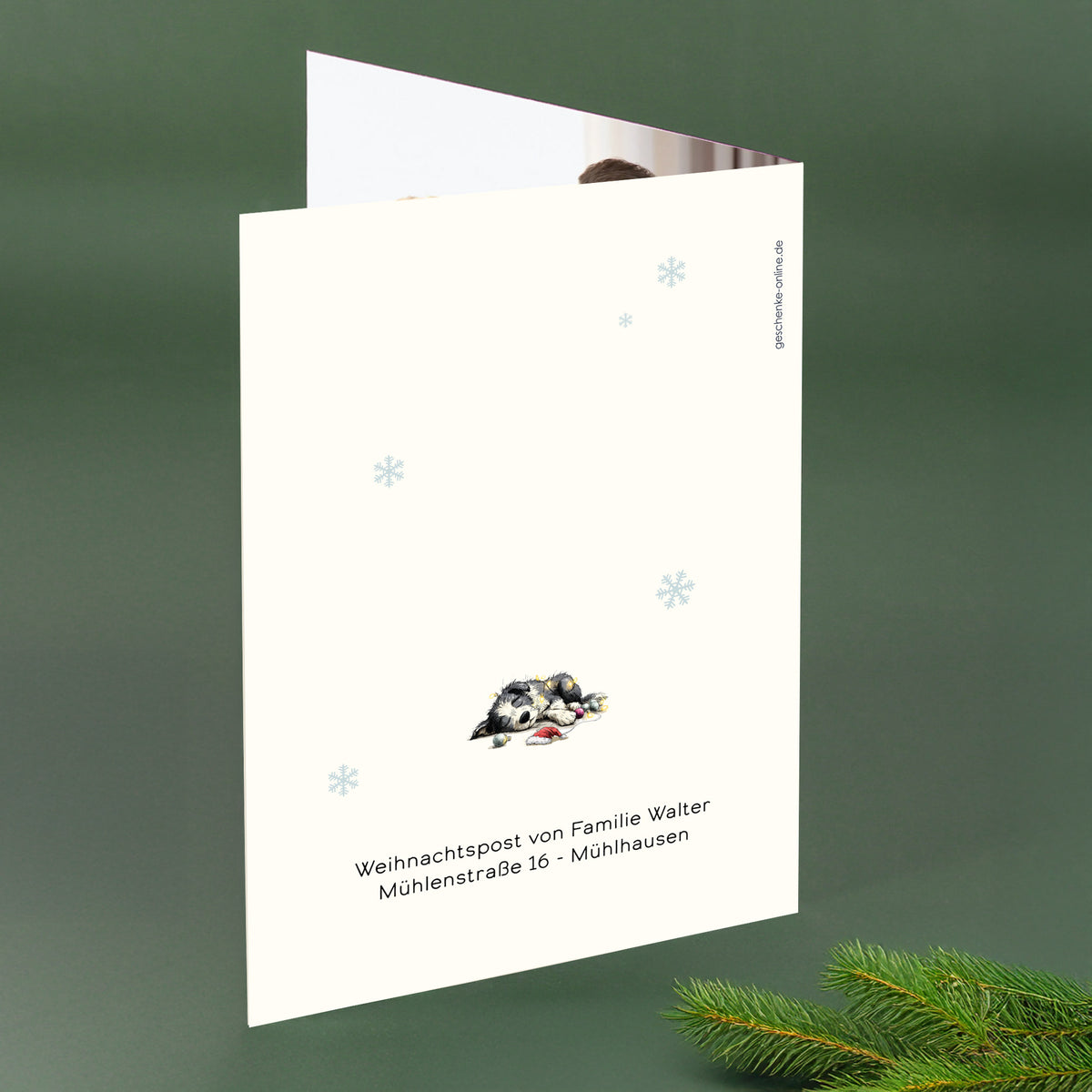 Klappkarte zur Weihnachtspost mit niedlichem Hundemotiv und personalisiertem Text auf der Rückseite.