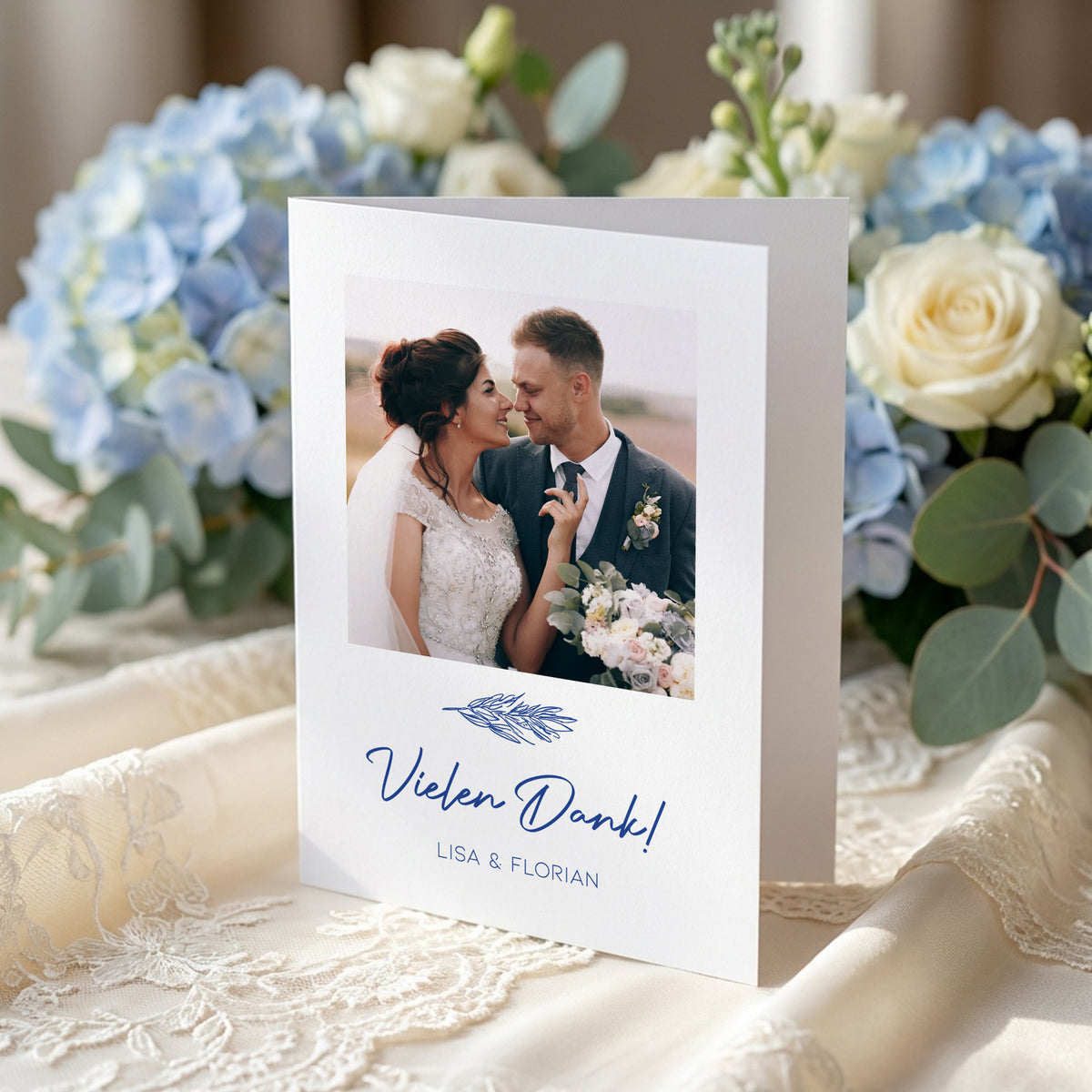 Dankeskarte zur Hochzeit als Klappkarte mit zwei Fotos (Front und Innenseite) und frei gestaltbarem Text, Farbauswahl neben der Karte