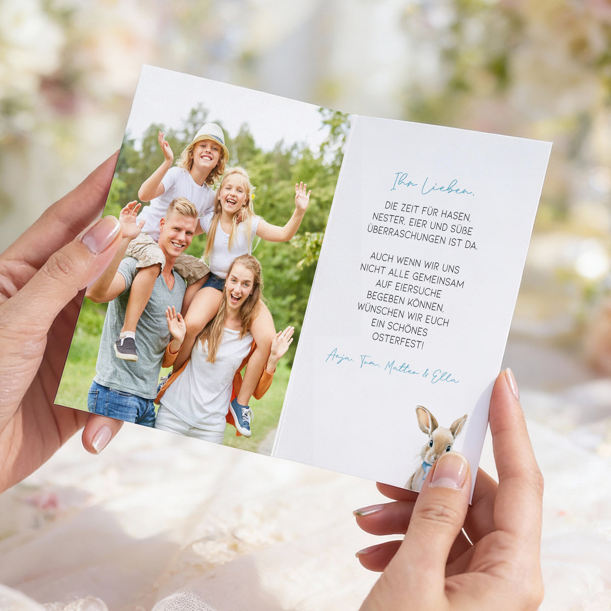 Personalisierte Oster Fotokarte mit Familienfoto im Innenteil und Osterhase Motiv auf der Vorderseite