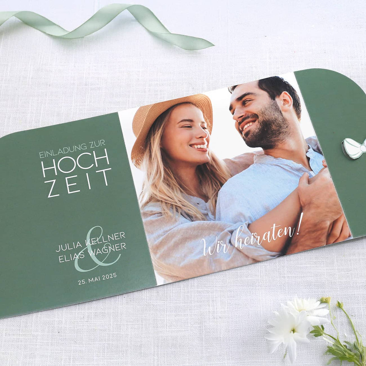 Einladungskarte zur Hochzeit mit Schleifensverschluss - Außenseite