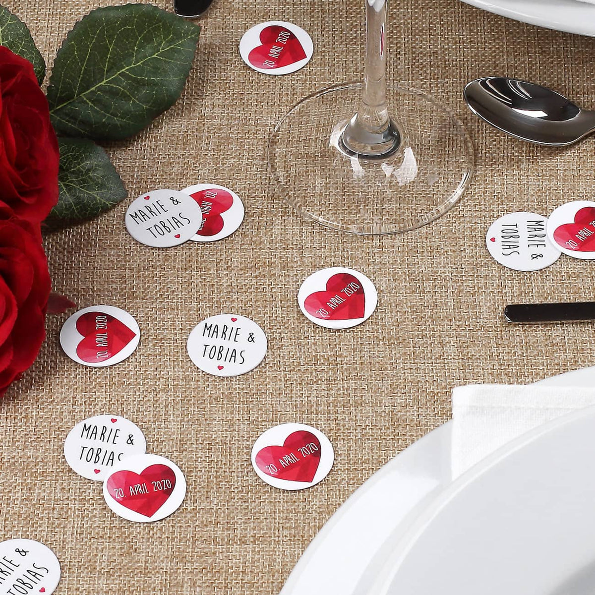 Konfetti zur Hochzeit mit Namen, Datum und polygonalem Herz