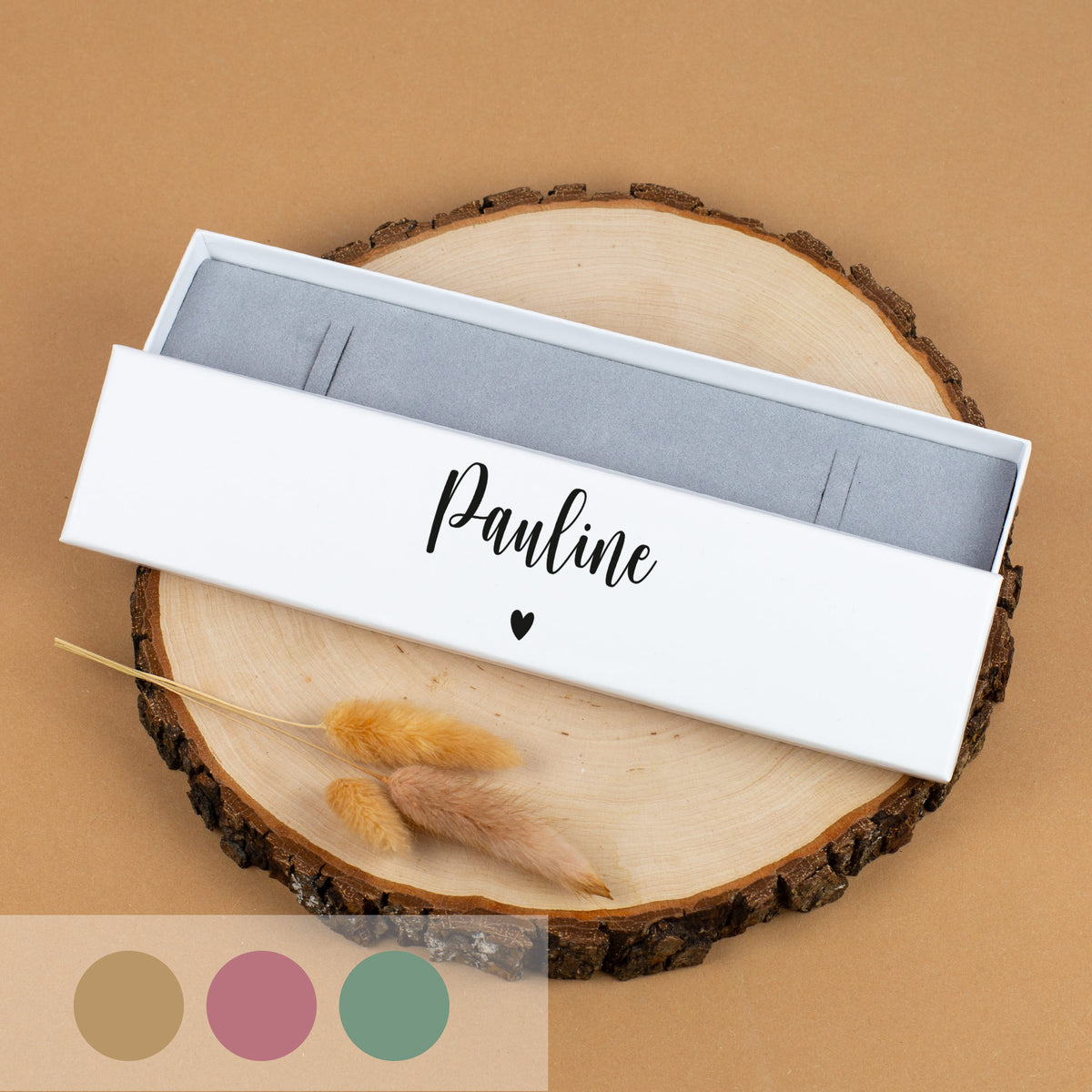 Personalisierte Schmuckverpackung in Weiß mit Name „Pauline“ und Herzsymbol in Schwarz, geöffnet mit Schaumstoffeinsatz und Farbauswahl
