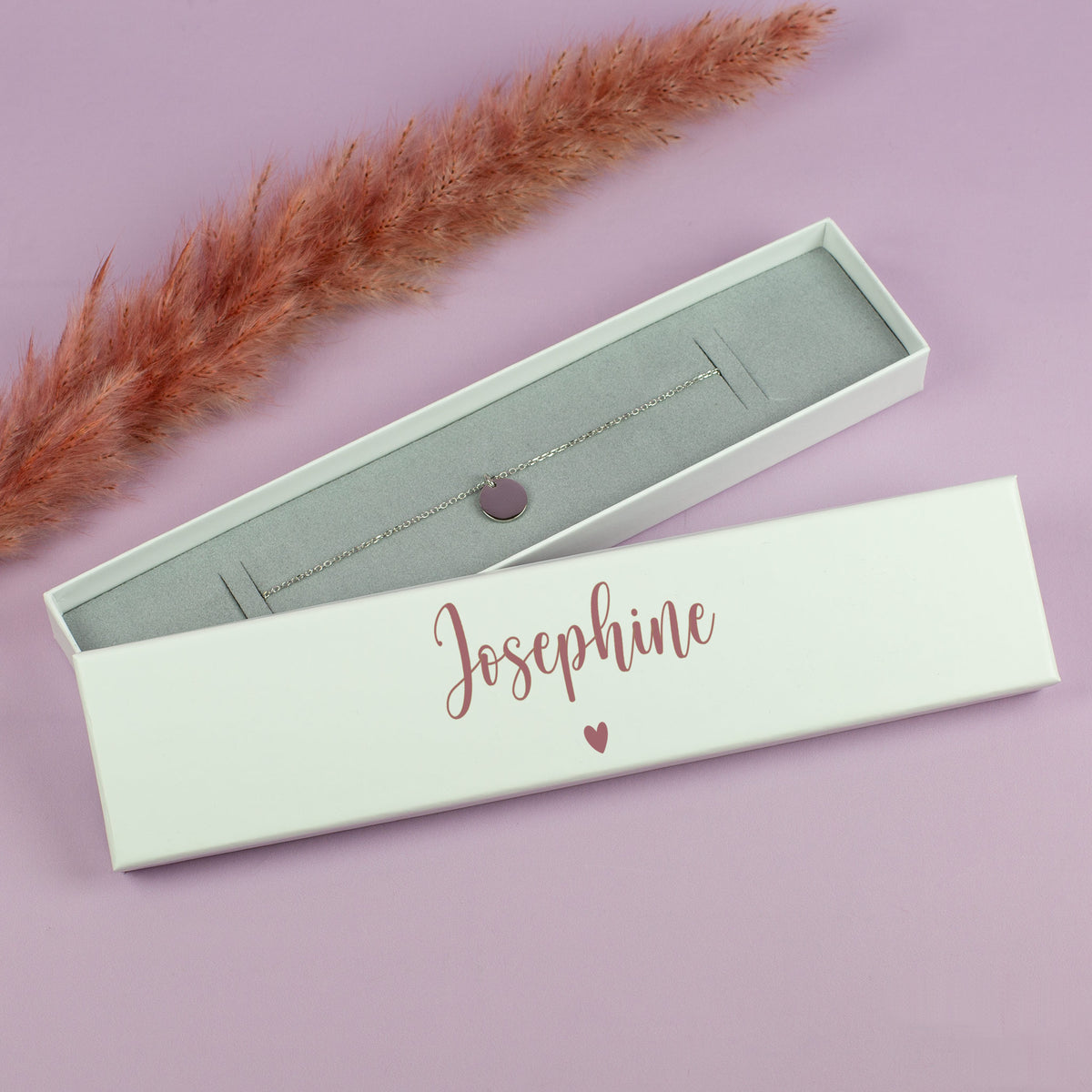 Schmuckbox mit Name „Josephine“ und Herz in Rosa, präsentiert auf rosa Hintergrund