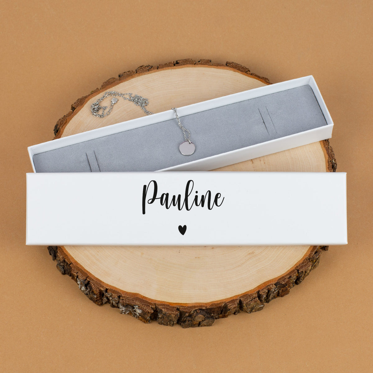 Personalisierte Box mit Name „Pauline“ in Schwarz, geöffnet und mit Kette dekoriert