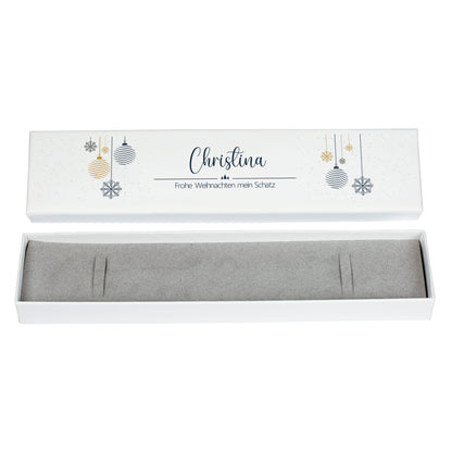Weihnachtliche Armband-Geschenkbox mit Name und Wunschtext, dekoriert mit Schneeflocken und Kugeln